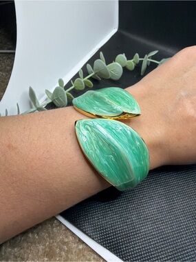 Vintage Green Marbled Lucite Hinged Cuff Bracelet Gold Tone Statement